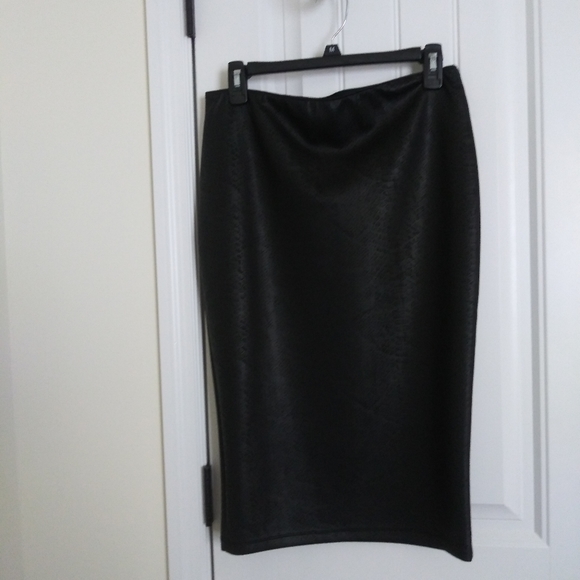 Apt. 9 - Snake print - Picture 3 of 5